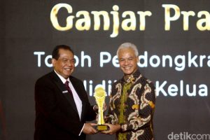 Ganjar Pranowo meraih penghargaan detikcom Awards 2023 kategori Tokoh Pendongkrak Kualitas Pendidikan Keluarga Miskin. Berikut rekam jejaknya. Foto: detikcom/Ari Saputra