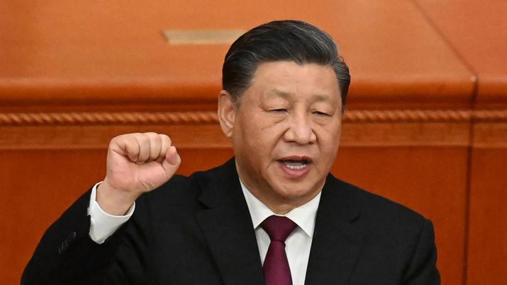 Foto: Presiden China Xi Jinping mengambil sumpah setelah terpilih kembali sebagai presiden untuk masa jabatan ketiga selama sesi pleno ketiga Kongres Rakyat Nasional (NPC) di Balai Besar Rakyat di Beijing pada 10 Maret 2023. (AFP via Getty Images/NOEL CELIS)