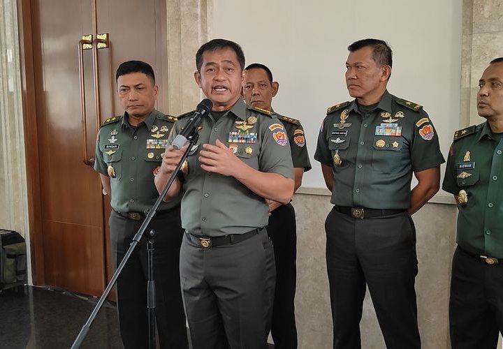 Kepala Staf TNI Angkatan Darat (KSAD) Jenderal Maruli Simanjuntak (berdiri paling depan) saat memberikan keterangan pers di Balai Kartini, Jakarta, Senin (5/2/2024). (KOMPAS.com/NICHOLAS RYAN ADITYA)