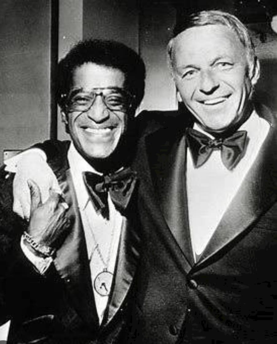 Frank Sinatra (kiri)