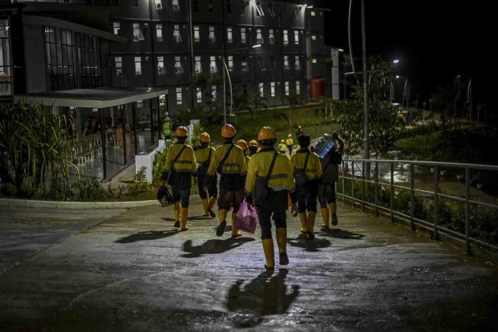 Para pekerja konstruksi di kawasan Ibu Kota Nusantara, Penajam Paser Utara, Kalimantan Timur masuk ke kawasan proyek pembangunan Istana Negara. ANTARA FOTO. https://indonesia.go.id/