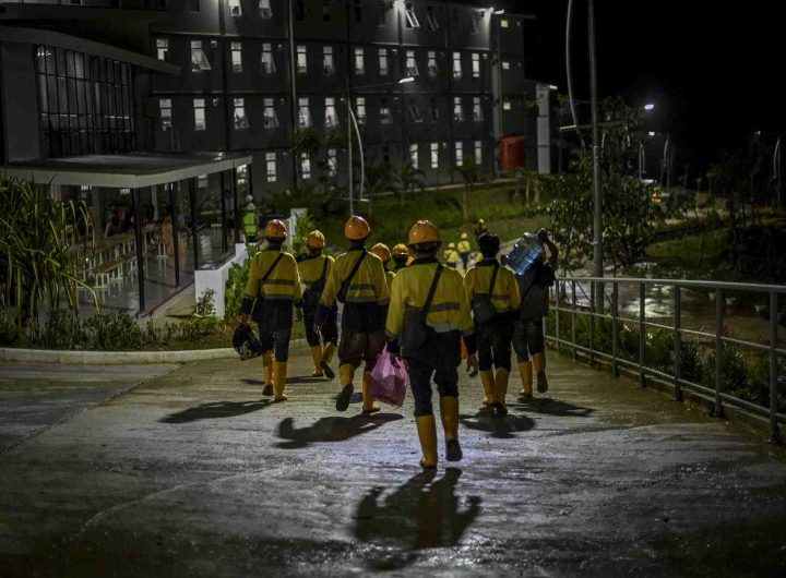 Para pekerja konstruksi di kawasan Ibu Kota Nusantara, Penajam Paser Utara, Kalimantan Timur masuk ke kawasan proyek pembangunan Istana Negara. ANTARA FOTO. https://indonesia.go.id/