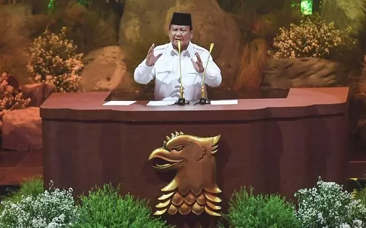 Presiden yang juga Ketua Umum Partai Gerindra Prabowo Subianto menyampaikan pidato saat perayaan HUT Ke-17 Partai Gerindra di Sentul International Convention Center, Bogor, Jawa Barat, Sabtu (15/2/2025).