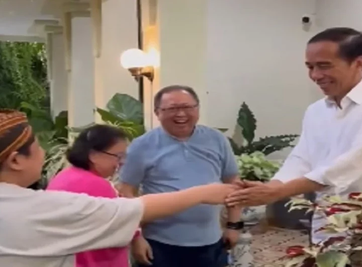 Jokowi menerima kunjungan warga di kediamannya, Sumber Solo