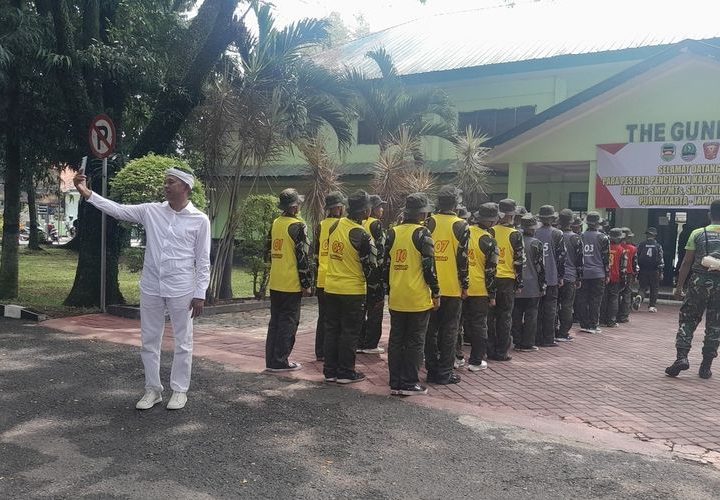 Gubernur Jawa Barat Dedi Mulyadi saat meninjau siswa SMP yang mengikuti pendidikan penguatan karakter di Resimen Artileri Medan 1 Sthira Yudha, Batalyon Artileri Medan 9, Purwakarta, Jawa Barat, Sabtu (3/5/2025) siang.(KOMPAS.COM/FARIDA)