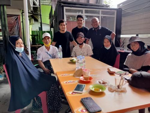 Bersama keluarganya Ais di Pare-pare.
